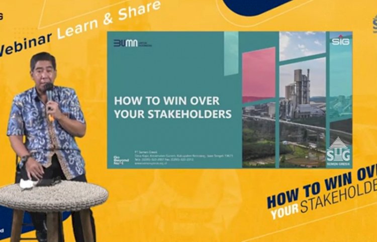 Kepala Departemen Komunikasi dan Hukum PTSG, Gatot Mardiana memaparkan materi webinar bertajuk 'How To Win Over Your Stakeholders' secara daring./ dok. PTSG.