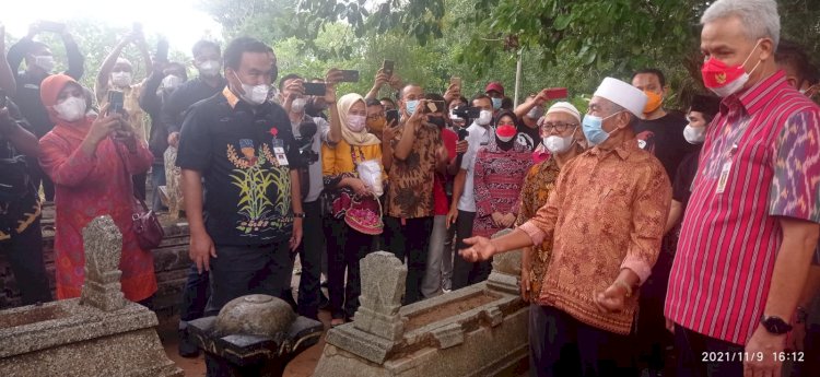 Bupati Blora Arief Rohman saat mendampingi Gubernur Jateng Ganjar Pranowo mendatangi makam Potjut Mirah Intan. (SOLIKIN/RMOLjawatengah.id)