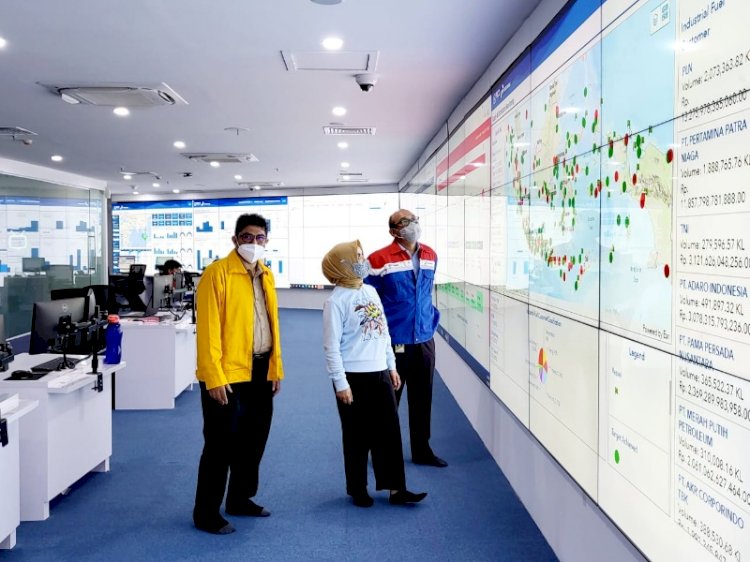 Direktur Utama PT Pertamina (Persero) Nicke Widyawati memonitor langsung penanganan insiden tersebut lewat Pertamina Integrated Command Center (PICC) di Gedung Graha Pertamina Jakarta./ Pertamina.com