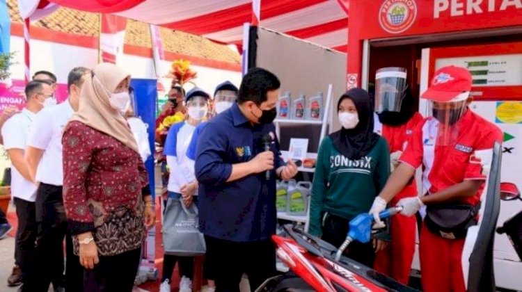 Menteri BUMN Erick Thohir saat meninjau Pertashop milik BUMDes di Desa Tegorejo, Kecamatan Pegandon, Kendal, pada 1 Mei 2021 lalu. Pertashop ini mampu menciptakan laba bersih Rp25 juta sebulan. / dok Pertamina Patra Niaga JBT.