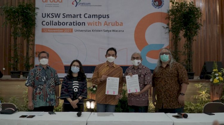 Perjanjian yang ditandatangani Robert Suryakusuma dan Dr. Iwan Setiyawan selaku Pembantu Rektor I UKSW didampingi Rektor UKSW Neil Semuel Rupidara, SE., M.Sc., Ph.D., di Salatiga./ RMOL Jateng 