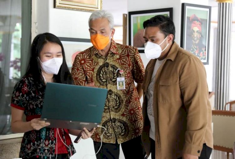 Anindita Pradana Suteja dan Albertus Gian saat menjelaskan cara kerja aplikasi Tandhur kepada Gubernur Jateng Ganjar Pranowo, Selasa (16/11/2021). / foto: jatengprov.go.id