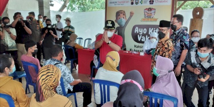 Bupati Semarang Ngesti Nugraha menyapa warga yang mengikuti vaksin.