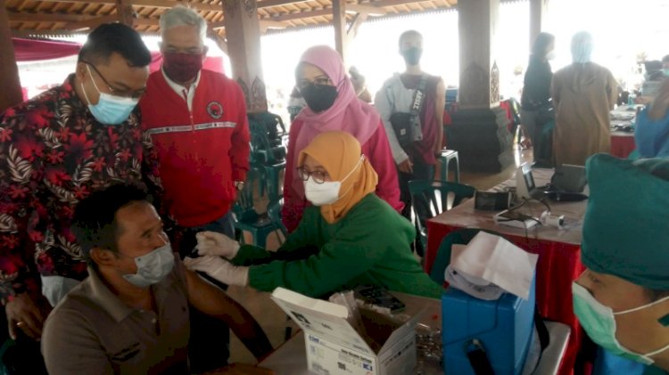 Tenaga Ahli Fraksi Komisi 9 DPR RI Fraksi PDIP Dapil Jateng I, mewakili Tuti Nusandari Roosdiono, Sis Budiono saat mengamati kegiatan vaksinasi massal di Pendopo Bung Karno, Kompleks DPRD Salatiga, Sabtu (20/11). / RMOL Jateng 