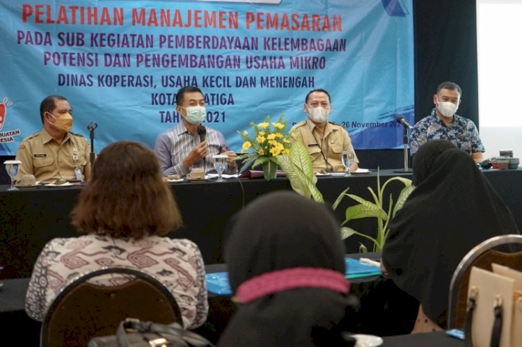 Wali Kota Salatiga Yuliyanto saat memberikan arahan dalam Pelatihan Manajemen Pemasaran oleh Dinas Koperasi dan UKM Kota Salatiga di Ruang Pertemuan Hotel Le Beringin Salatiga, Senin (22/11). 