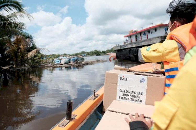 Tim Reaksi Cepat (TRC) Satuan tugas Tanggap Bencana PTSG menyalurkan bantuan dan melihat secara langsung kondisi warga terdampak banjir di Kabupaten Sintang, Kalimantan Barat, Selasa (23/11). Foto: PTSG