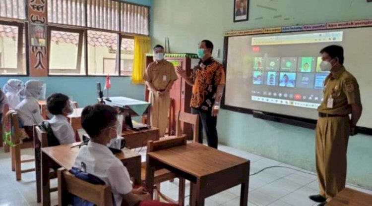 Walikota Semarang Hendrar Prihadi saat meninjau pembelajaran tatap muka di Kota Semarang. foto: dok RMOL Jateng. 