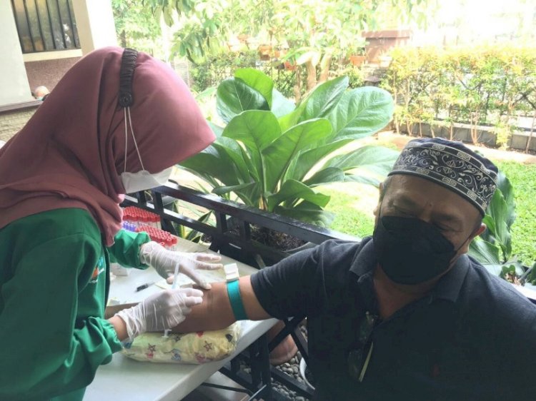 Peserta JKN-KIS di Semarang dan Demak dapat memeriksakan gula gratis  yang digelar BPJS Kesehatan Cabang Semarang dalam memperingati Hari Kesehatan Nasional dan Hari Diabetes Sedunia. foto: dok BPJS Kesehatan Cabang Semarang 