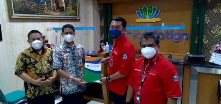 Direktur Perusahaan Umum Daerah (Perumda) BPR Bank Salatiga Dartho Soeprijadi SE MSi saat menyerahkan laporan kepada Ketua Dewan Pengawas Dr Siwwo Hartanto SE MSi, di Salatiga, Selasa (1/11). 