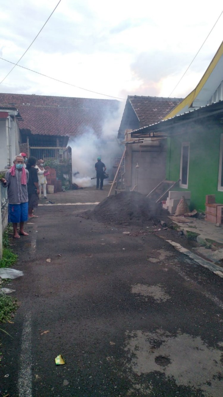 DKK Salatiga saat melakukan penyemprotan di wilayah terdapat kasus Chikungunya.