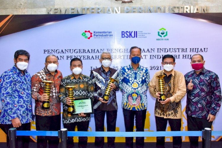 Direktur Produksi PTSG, Soni Asrul Sani (Tengah) berfoto bersama piala Industri Hijau. Pencapaian ini diserahkan secara langsung oleh Menteri Perindustrian Agus Gumiwang Kartasasmita di Jakarta. foto: dok. PTSG 