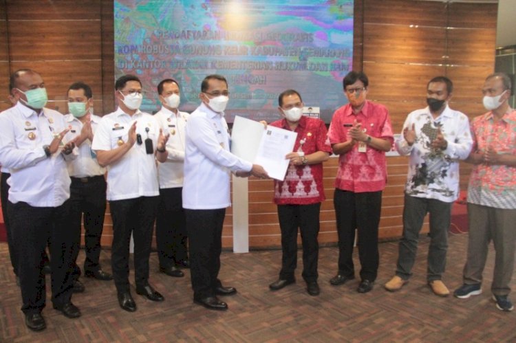 Bupati Semarang Ngesti Nugraha saat mendaftarkan Kopi Robusta Gunung Kelir sebagai Indikasi Geografis (IG) di Kantor Wilayah Kementerian Hukum dan HAM Jawa Tengah, di Semarang, Rabu (1/12). 
