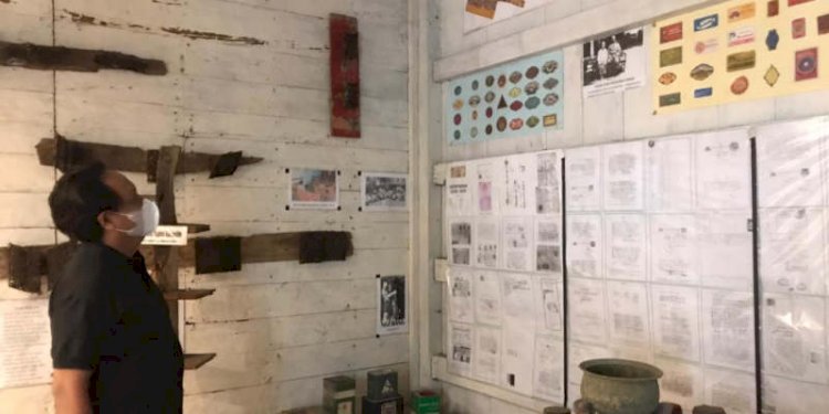 Salah satu pendiri Yayasang Lasem Heritage sedang menunjukkan koleksi Museum Nyah Lasem. RMOL Jateng 