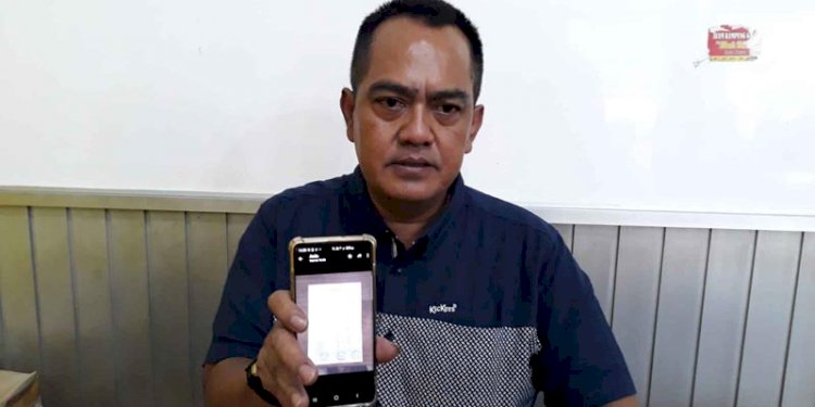 Dr BRM Kusumo Putro saat menemui petugas KPH Surakarta dan saat menunjukkan foto bukti pembalakan liar di Bulu Sukoharjo.