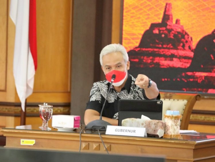 Ganjar Pranowo, saat mengikuti Rapat Koordinasi secara virtual tentang Kesiapan Penerapan PPKM Natal 2021 dan Tahun Baru 2022, Percepatan Vaksinasi serta Belanja Daerah APBD dan Rakor Kemiskinan yang dipimpin Mendagri, Rabu (8/12). foto: jatengprov.go.id 