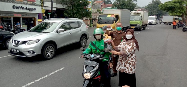 Puluhan T-shit (kaos) dan ratusan brosur dibagikan kepada masyarakat dalam memperingati Hari Anti Korupsi Sedunia (Hakordia), di Salatiga, Kamis (9/12). 