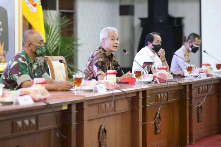 Ganjar saat memimpin rapat koordinasi penanganan Nataru bersama jajaran Forkompimda dan tokoh lintas agama di Gradhika Bhakti Praja kompleks Pemprov Jateng, Jumat (10/12). foto: jatengprov.go.id