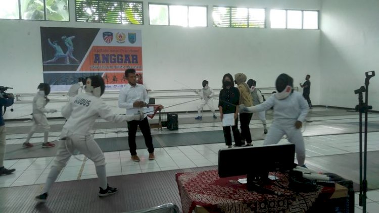 Kejuaraan Provinsi (Kejurprov) Anggar Tingkat Pelajar memperebutkan Piala Wali Kota Salatiga di Komplek KONI Salatiga diikuti 130 pelajar se-Jateng, Selasa (14/12).