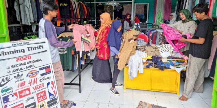 Sejumlah pembeli datang untuk berburu baju bekas namun bermerk di 