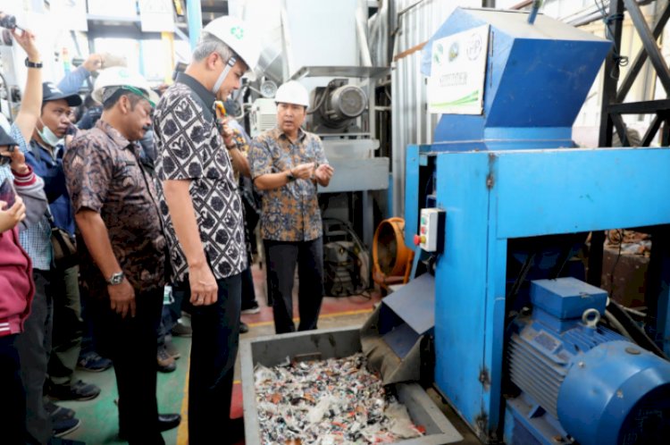 Gubernur Jateng Ganjar Pranowo saat mengunjungi lokasi pembangunan PLTSa Surakarta. foto: jatengprov.go.id