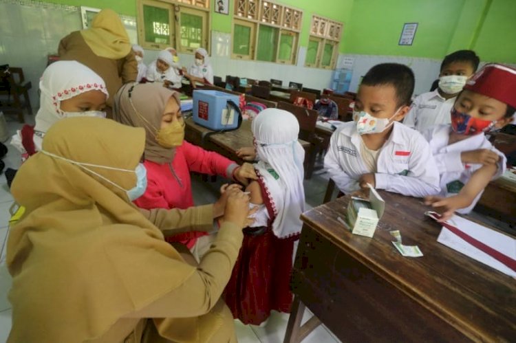 Para siswa SD usia 6-11 tahun antre menjalani vaksinasi Covid-19. foto: net.