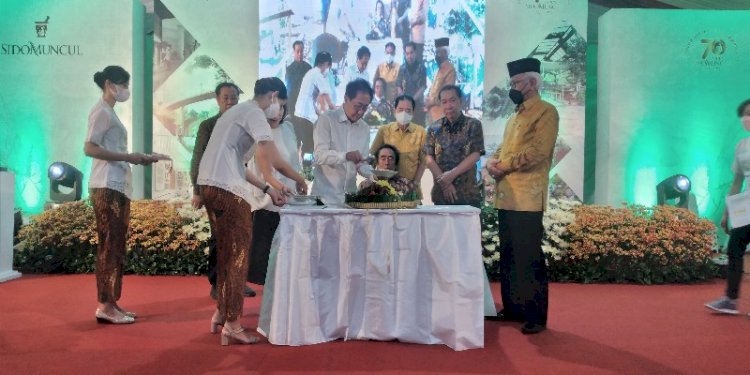 Pemotongan Tumpeng ditandai dimulainya pembangunan Riset Center dan Museum Jamu oleh keluarga Sido Muncul disaksikan ulama kondang Gus Mus/RMOLJateng