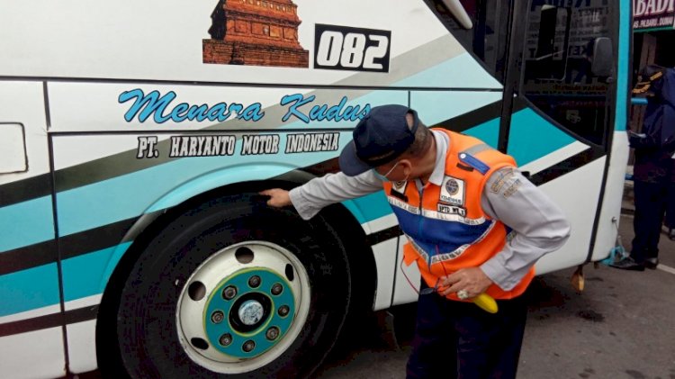 Petugas gabungan saat memeriksa kondisi bus yang ada di kawasan Terminal Tingkir Salatiga, Senin (20/12). 