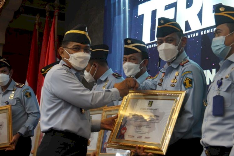 Kepala Kantor Wilayah Kementerian Hukum dan HAM Jawa Tengah A Yuspahruddin menyerahkan penghargaan kepada  Kepala Rutan Salatiga Andri Lesmano, di Semarang, Senin (20/12). 