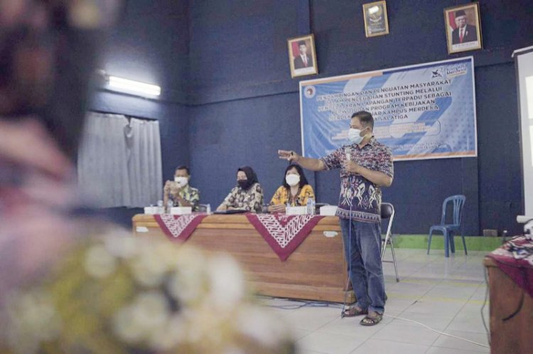 Sosialisasi dan Edukasi Pencegahan Stunting Oleh PM Stunting Fiskom UKSW di Kelurahan Kauman Kidul disampaikan Ketua Tim Biro Pengabdian kepada Masyarakat UKSW Drs.Daru Purnama.M.Si.