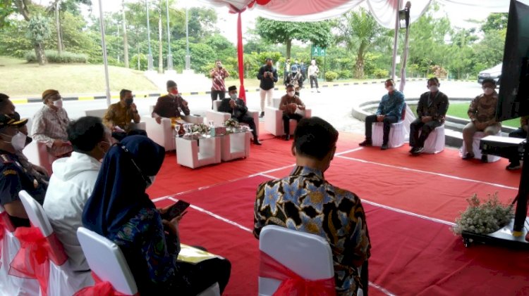 Gubernur Jateng Ganjar Pranowo saat menyapa dan berdialog secara virtual dengan 14 perusahaan di Jawa Tengah di halaman PT SCI di Salatiga, Kamis (23/12).