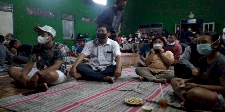 Ayah Dewangga Saat Nobar Warga di Balai Desa Batursari/RMOLJateng.