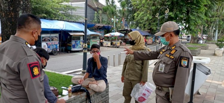 Salah satu kegiatan patroli Satpol-PP Salatiga jelang pergantian tahun baru mengimbau masyarakat tidak berkumpul, Jumat (31/12).