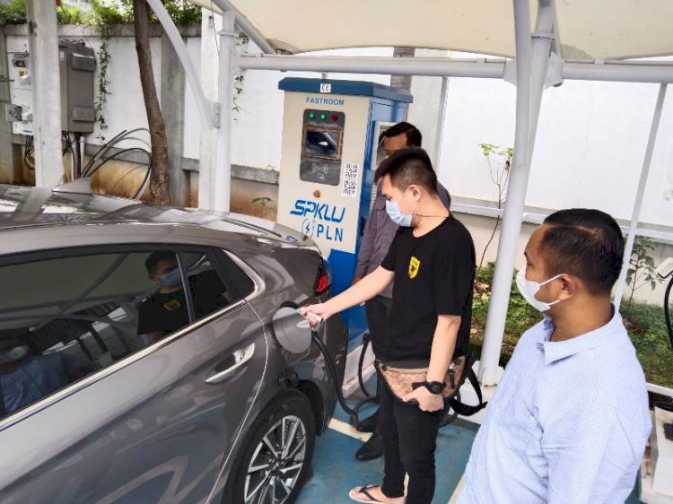 Albert Yanuar Susanto (tengah) saat melakukan charging mobil listrik milknya di Stasiun Pengisian Kendaraan Listrik Umum (SPKLU) di Kantor PLN UP3 Semarang, Rabu (29/12). Foto: RMOL Jateng . 