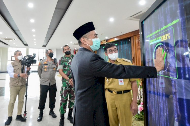 Wali Kota Salatiga Yuliyanto saat menempelkan telapak tangan pada biometric scanner untuk verifikasi sekaligus menandai dimulainya kegiatan Tahun 2022, di Kantor Pemkot Salatiga, Senin (3/1).