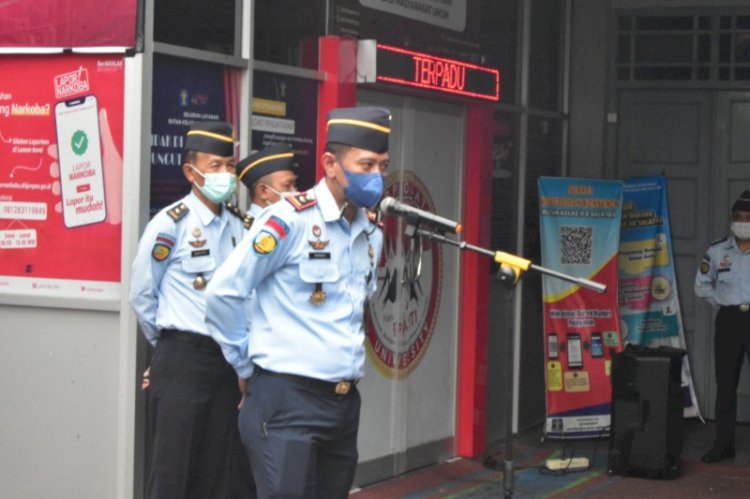 Kepala Rutan Salatiga Andri Lesmano saat memberikan arahan kepada jajarannya dihari pertama kerja tahun 2022, di Rutan Kelas IIB Salatiga, Senin (3/1). 