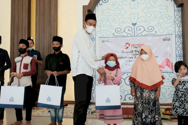 Direktur Utama PTSG, Subhan, memberikan paket santunan kepada perwakilan anak yatim yang hadir di Masjid Al-Hikam PTSG, Rabu, 6/1/2022.  foto: PTSG 