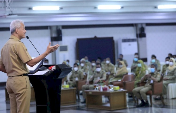 Ganjar Pranowo di depan para kepala sekolah. foto: jatengprov.go.id 