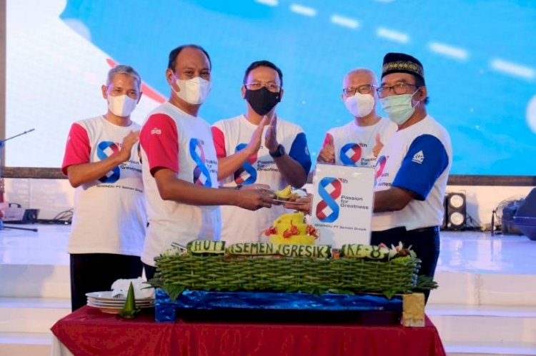 Penyerahan tumpeng oleh Direktur Utama PTSG Subhan kepada Plt Komisaris Utama PTSG Widodo Santoso sebagai ungkapan rasa syukur dalam rangka HUT ke-8 SG, Senin (10/1). foto: PTSG . 