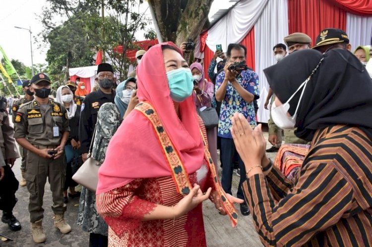 Putri sulung Presiden RI ke-4 Dr. K. H. Abdurrahman Wahid, atau yang akrab disapa Gus Dur, Yenny Wahid saat hadir ditengah agenda Deklarasikan Kelurahan Damai Tingkir Lor Kota Salatiga, Rabu (12/01). 