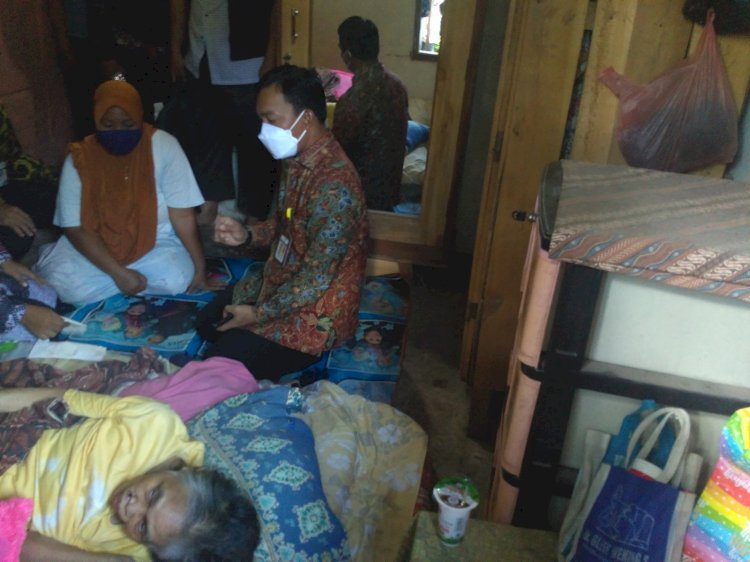 Bupati Batang, Wihaji saat mengunjungi korban kecelakaan hingga lumpuh/RMOLJateng