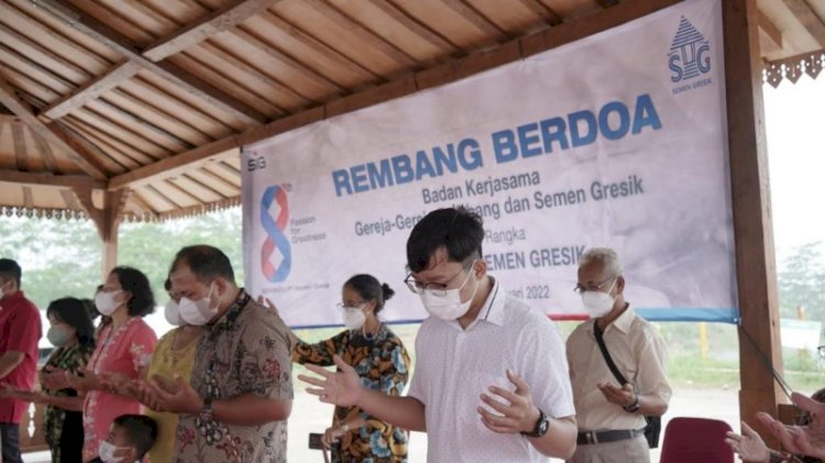 Para pendeta dan romo yang hadir dalam acara Rembang Berdoa memanjatkan doa syafaat dalam rangka memohon keberkatan di Hari Ulang Tahun ke-8 PTSG dan untuk kelancaran proses operasional perusahaan, Kamis, (13/1). foto: PTSG 