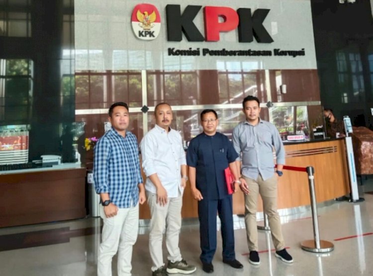 Tim Lembaga Pencegahan Korupsi dan Pungli (PKP) yang diketuai Ketua Jawa Tengah-DIY Suyana (memegang berkas) saat foto di Lobby KPK Jakarta, usai membuat laporan. 