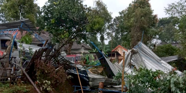 Atap rumah yang berterbangan akibat angin puting beliung serta tertimpa pohon, Senin (17/1). RMOL Jateng