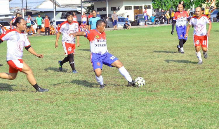 Kasat Lantas Polrestabes Semarang AKBP Sigit menggiring bola dibayangi wartawan/Gholib