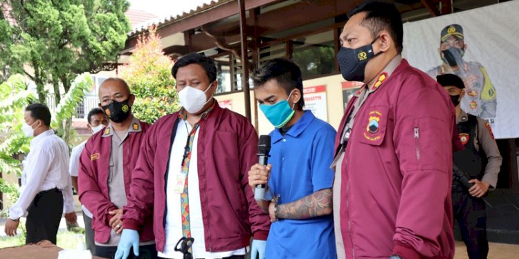 Pelaku penganiayaan Mahesa Anang Arifin (21) menerangkan mengapa menganiaya korban saat press conference di Pendopo Mapolres Salatiga, Senin (24/1). RMOL Jateng