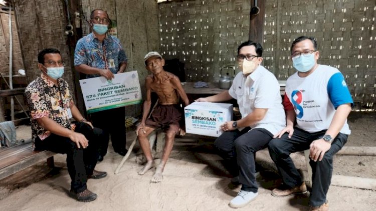 Perwakilan UPZ PT Semen Gresik menyerahkan secara langsung bingkisan sembako UPZ Semen Gresik kepada kaum dhuafa dan fisabilillah, pada Kamis, 20 Januari 2022. foto: PTSG 