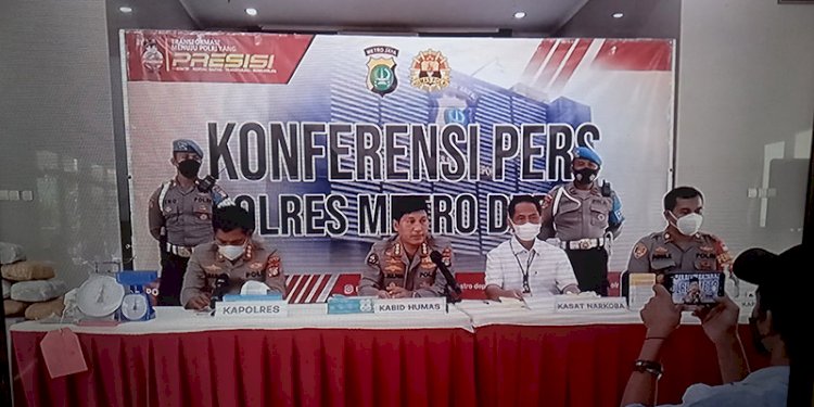 Jajaran Satuan Reserse Narkoba Polres Metro Depok mengungkap peredaran narkotika jenis ganja sebanyak 17 kilogram/RMOL