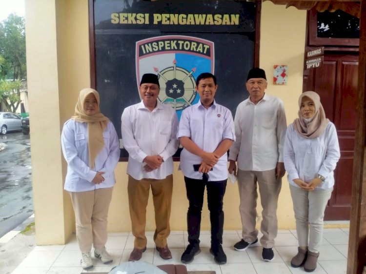Lima orang perwakilan Partai Gerindra Salatiga, saat mendatangi Polres Salatiga untuk membuat pengaduan sekaligus melaporkan Edy Mulyadi, Kamis (27/1) petang.