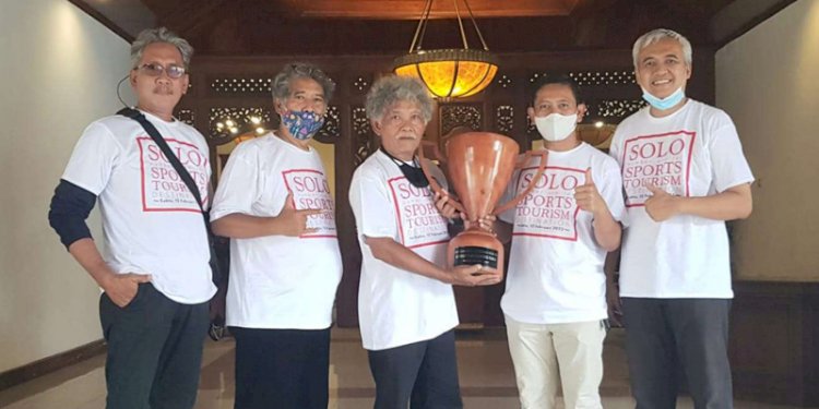 Piala turnamen sepakbola antar wartawan se Indonesia di Solo.
