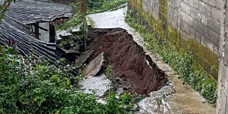 Tanah longsor hingga menggerus sebagian bangunan rumah warga di kawasan Kecamatan Sidorejo, Salatiga akibat hujan deras yang terjadi seharian sejak Jumat (28/1). RMOL Jateng